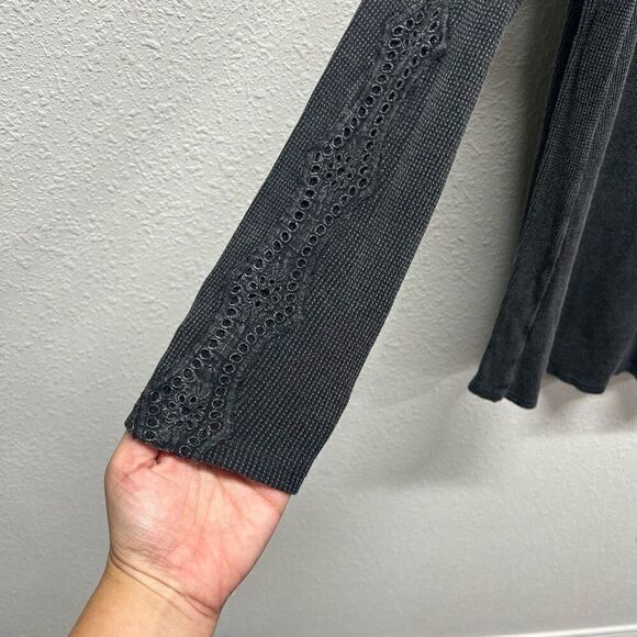 Soft Surroundings Embroidered Cold Shoulder Waffle Knit Gray Top Size L - Picture 4 of 12